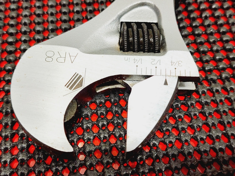 Ratcheting adjustable wrench