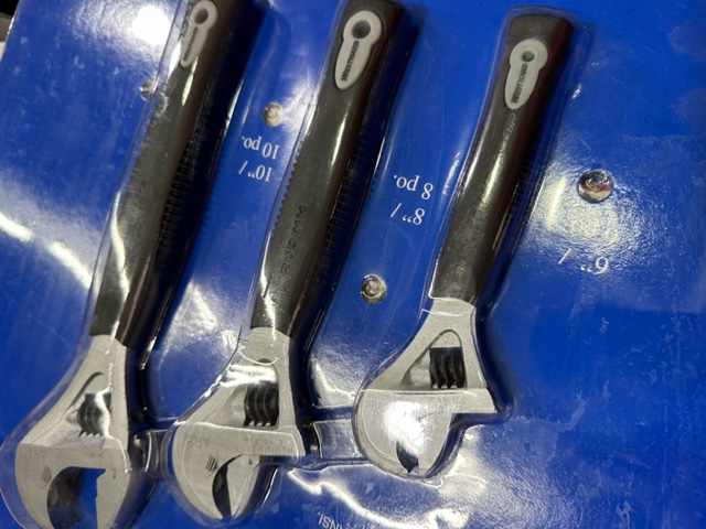 Ratcheting adjustable wrench