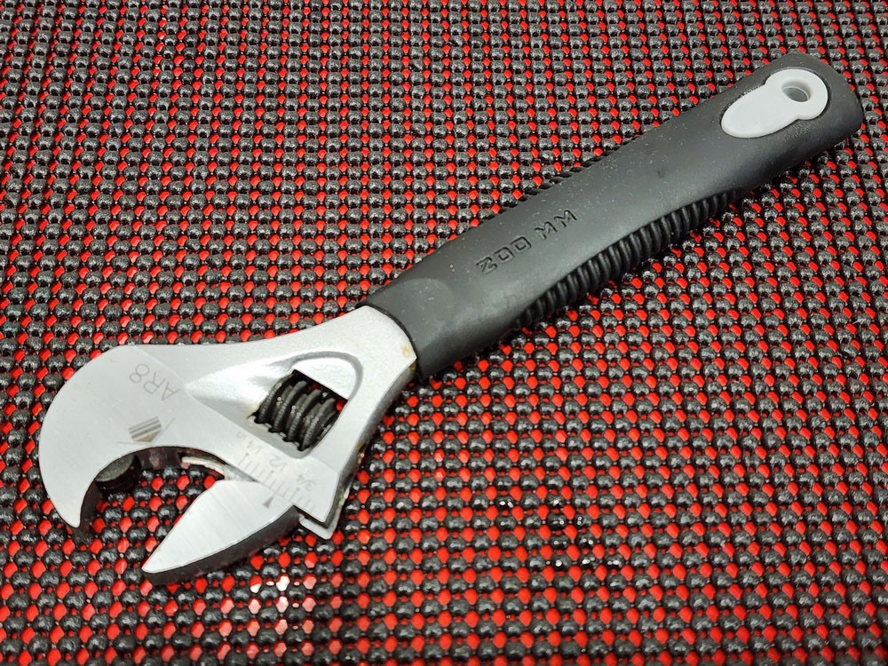 Ratcheting adjustable wrench