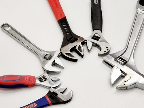 Adjustable wrench