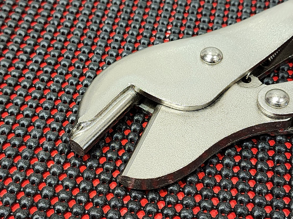 Pinch off locking pliers