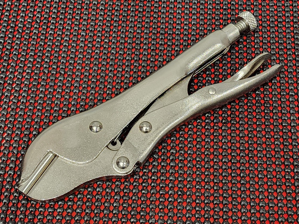 Pinch off locking pliers
