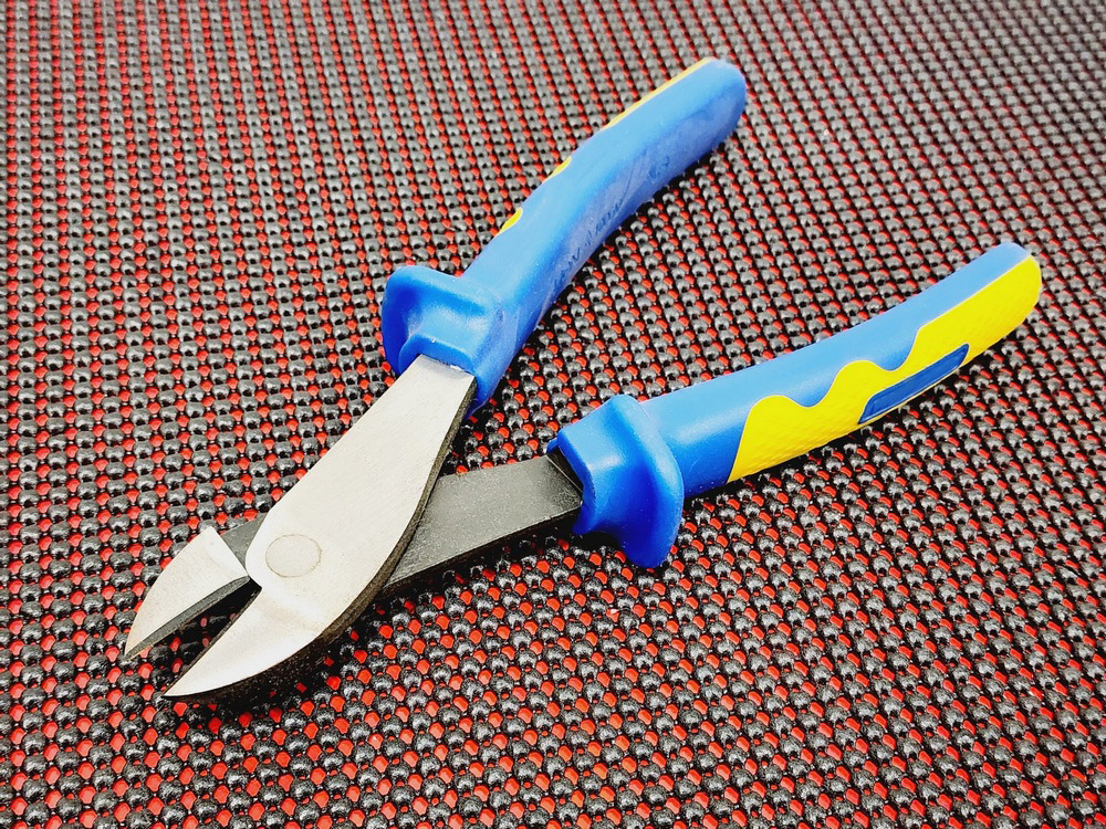 Insulated diagonal cutting pliers 8"