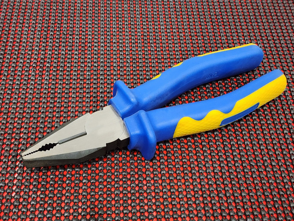 Insulated linesman's pliers 8"