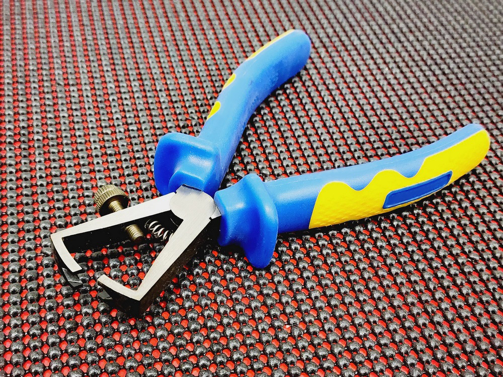 Insulated bent nose pliers 6"